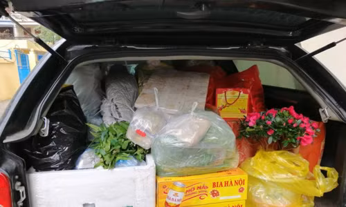 Về quê ăn Tết thế này thì lãi quá còn gì? Khi về ai cũng chỉ mang theo vài bộ đồ, cẩn thận hơn thì mua hộp bánh mứt về biếu bố mẹ nhưng khi đi ai cũng mang theo cả quê hương theo.