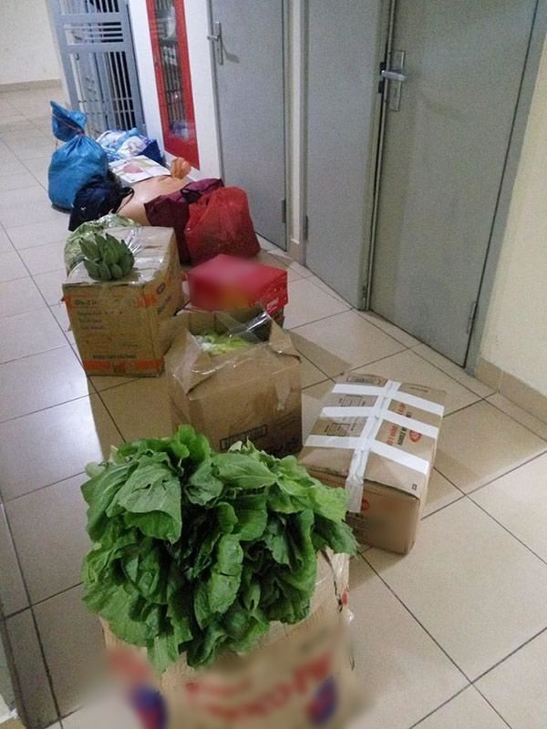 Những thùng đồ ăn được bố mẹ bọc cẩn thận giao cho con. Rau củ là thường thôi, thậm chí nhiều người còn tay xách nách mang cả gà, vịt, thịt lợn từ quê lên.