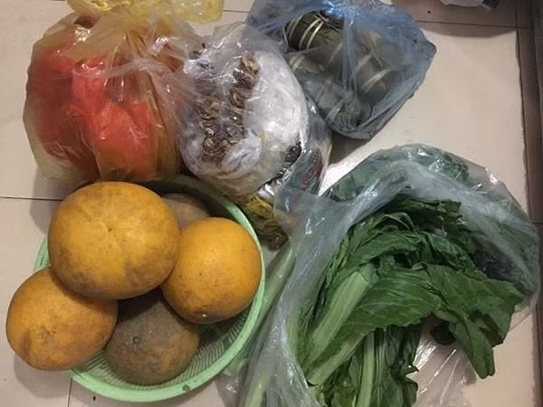 Nhìn những túi thực phẩm được gói cẩn thận mà bố mẹ chuẩn bị, ai ai cũng thấy nhói lòng, nhớ nhà da diết.