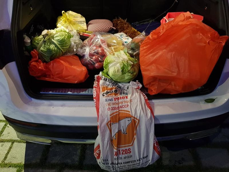 &#34;Mình về biếu bố mẹ 1 triệu đồng để ông bà mua sắm, tiêu Tết nhưng nhất định không nhận, bảo về là tốt lắm rồi, ở quê không cần tiêu đến tiền. Rồi trước khi mình đi 2 ngày đã tất tả chuẩn bị rau củ, trứng, gạo để đưa cho đem lên thành phố. Thế là cả nhà 4 người ăn bám mòn bát mòn đũa 6 ngày Tết về còn được mang theo quà&#34; - Facebooker G.L hào hứng khoe.