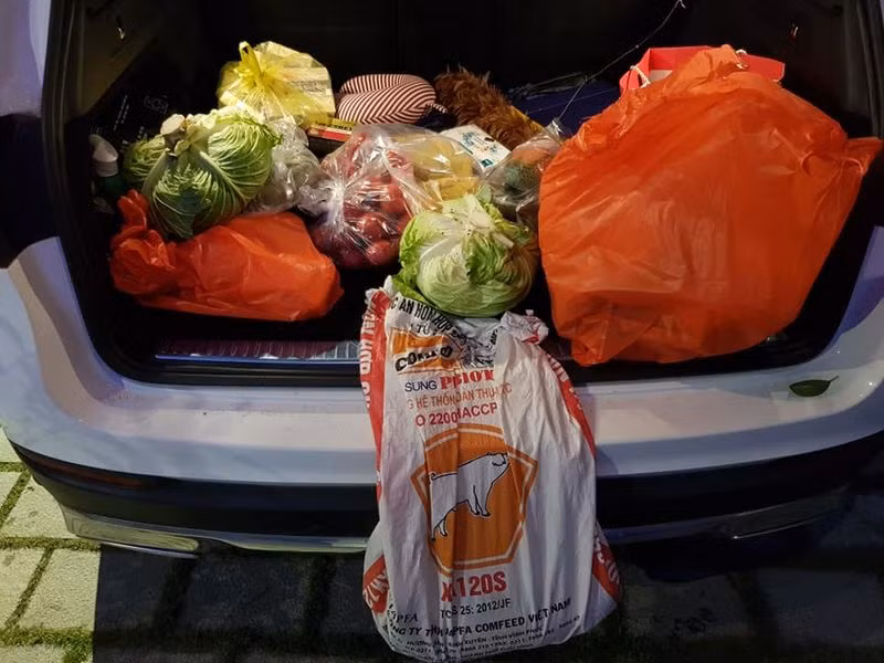 "Mình về biếu bố mẹ 1 triệu đồng để ông bà mua sắm, tiêu Tết nhưng nhất định không nhận, bảo về là tốt lắm rồi, ở quê không cần tiêu đến tiền. Rồi trước khi mình đi 2 ngày đã tất tả chuẩn bị rau củ, trứng, gạo để đưa cho đem lên thành phố. Thế là cả nhà 4 người ăn bám mòn bát mòn đũa 6 ngày Tết về còn được mang theo quà" - Facebooker G.L hào hứng khoe.