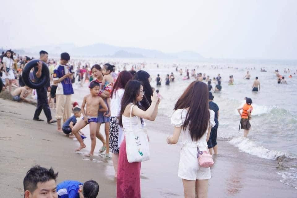 Năm nay, dịp lễ được nghỉ 5 ngày liên tiếp, kèm theo nắng nóng kéo dài trên hầu hết các tỉnh thành khiến nhiều gia đình rủ nhau đi biển tránh nóng.
