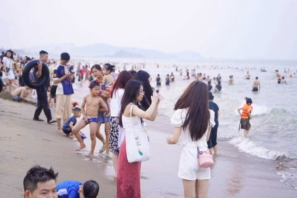 Năm nay, dịp lễ được nghỉ 5 ngày liên tiếp, kèm theo nắng nóng kéo dài trên hầu hết các tỉnh thành khiến nhiều gia đình rủ nhau đi biển tránh nóng.