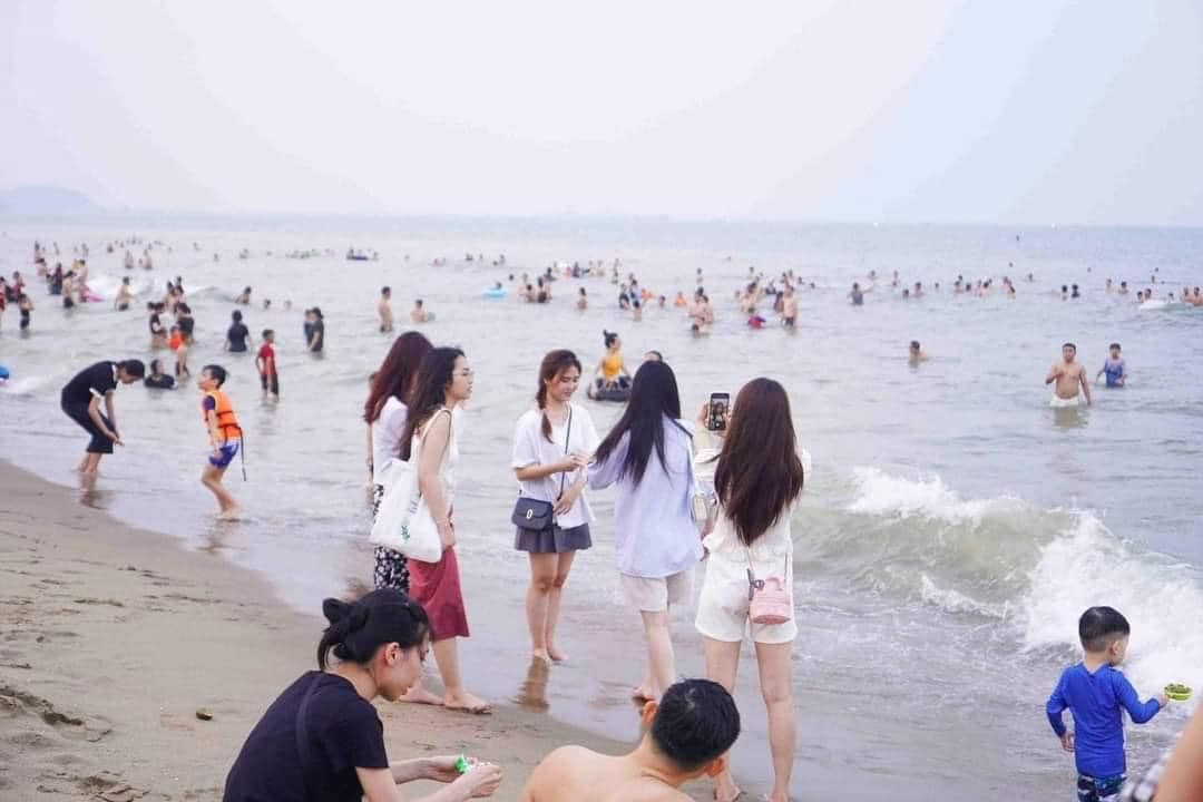 Cảnh biển đông đúc.