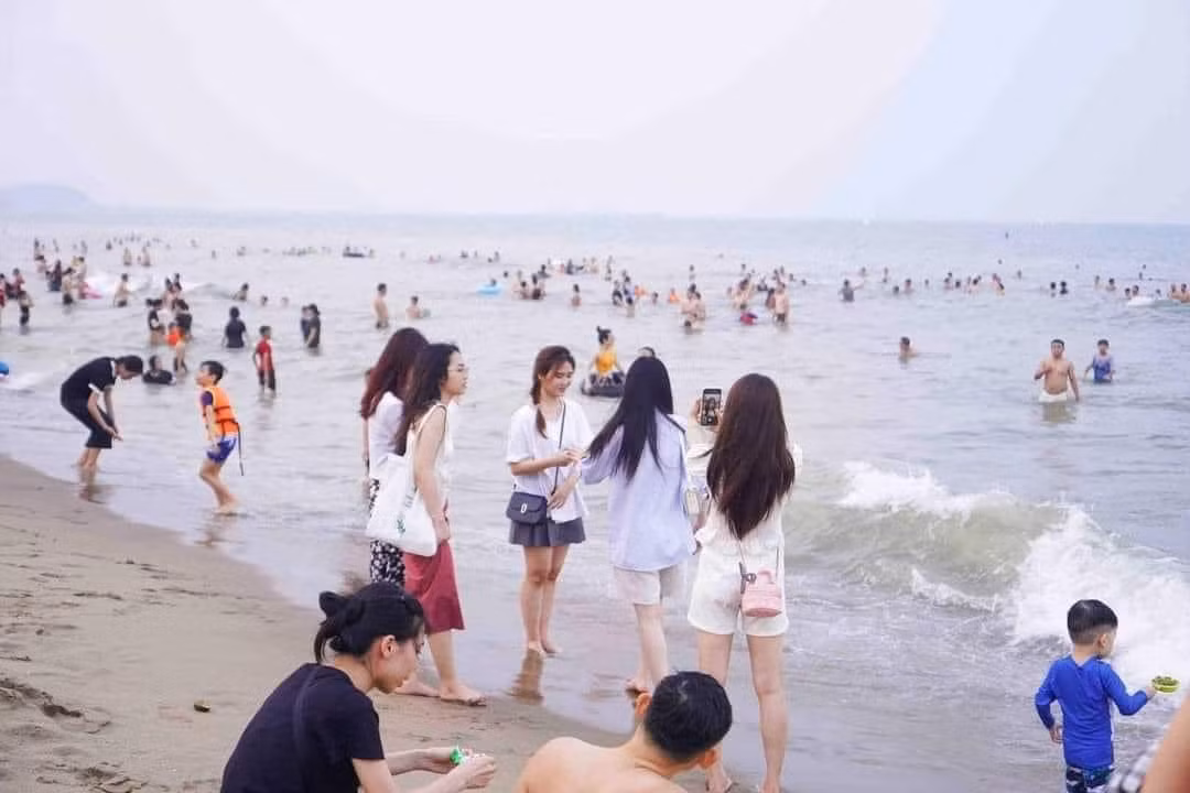 Cảnh biển đông đúc.