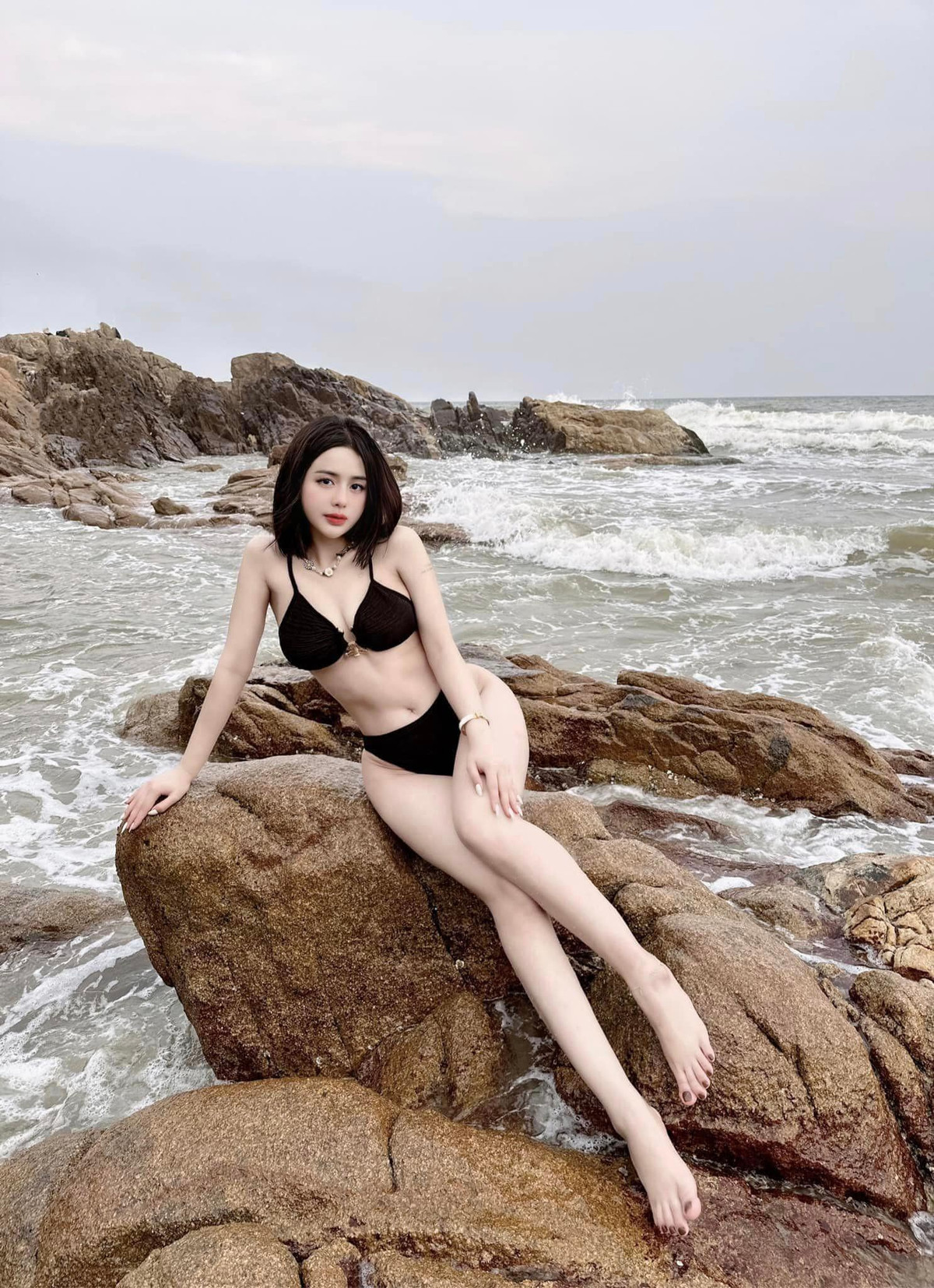 Một trang fanpage đã đăng tải loạt ảnh về 1 cô gái, diện bikini đen tạo dáng trên những mỏm đá. Làn da trắng sứ cùng thân hình nuột nà và gương mặt xinh xắn khiến đấng mày râu không thể rời mắt.