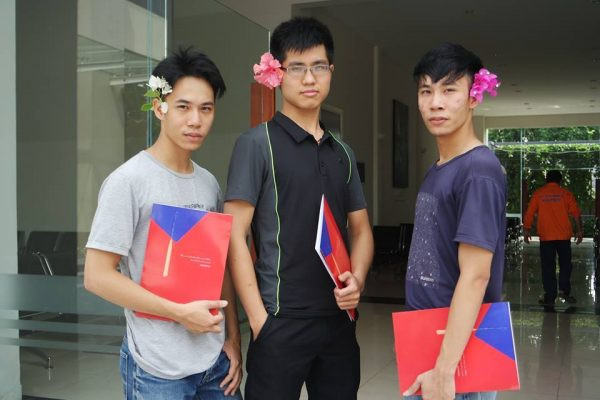 Thời còn đi học, cả hai anh em đều tham gia câu lạc bộ Kịch và diễn xuất, thường ngày, bộ đôi cũng hay đối thoại bằng giọng kịch với nhau, chính giọng điệu này là một yếu tố làm nên thương hiệu của 1977 Vlog.