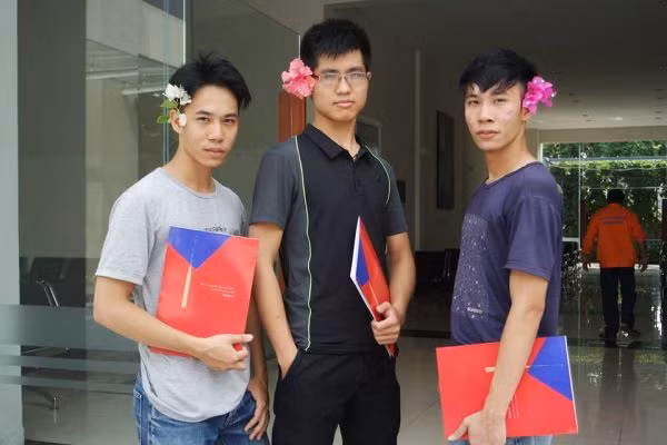 Thời còn đi học, cả hai anh em đều tham gia câu lạc bộ Kịch và diễn xuất, thường ngày, bộ đôi cũng hay đối thoại bằng giọng kịch với nhau, chính giọng điệu này là một yếu tố làm nên thương hiệu của 1977 Vlog.