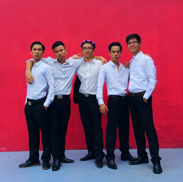 Sơmi trắng, quần âu đơn giản nhưng cách tạo dáng và khuôn mặt hết sức hài hước của cặp đôi Trung Anh và Việt Anh cũng khiến cộng đồng mạng "cười bò".