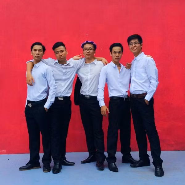 Sơmi trắng, quần âu đơn giản nhưng cách tạo dáng và khuôn mặt hết sức hài hước của cặp đôi Trung Anh và Việt Anh cũng khiến cộng đồng mạng "cười bò".