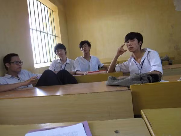 Nổi lên cùng với cặp sinh đôi của kênh Youtube 1977 Vlog, cặp anh em sinh đôi Việt Anh, Trung Anh được khán giả yêu mến. Mới đây, dân mạng tiếp tục "đào mộ" được loạt ảnh thời thanh xuân cực trẻ trâu và "mặn mòi" của bộ đôi này.