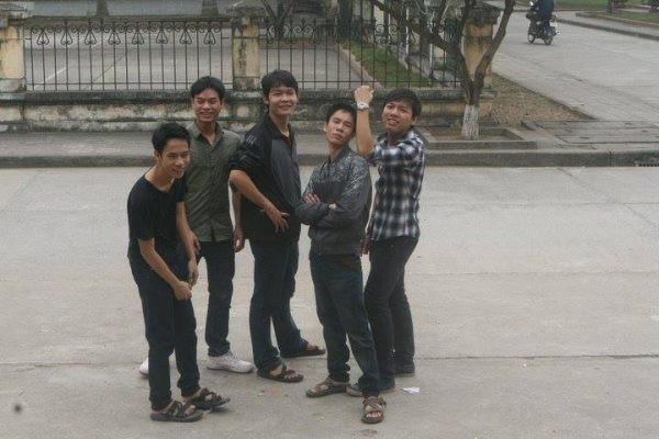 Mặc dù làm clip dựa trên các tác phẩm văn học nhưng chỉ có Việt Anh học giỏi văn còn Trung Anh chỉ dừng lại ở mức điểm khá. Thế nhưng Trung Anh lại có năng khiếu hài, những câu thoại hài hước và bắt trend là điểm mạnh của cậu chàng.