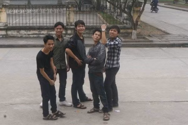 Mặc dù làm clip dựa trên các tác phẩm văn học nhưng chỉ có Việt Anh học giỏi văn còn Trung Anh chỉ dừng lại ở mức điểm khá. Thế nhưng Trung Anh lại có năng khiếu hài, những câu thoại hài hước và bắt trend là điểm mạnh của cậu chàng.