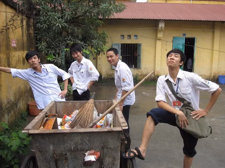 Từ thời đi học, cả hai anh em sinh Youtuber 1977 Vlog đều thuộc dạng nghịch ngợm, là cây hài của lớp. Chính vì vậy bộ đôi và nhóm bạn luôn có những kiểu ảnh bá đạo, ví dụ như hình ảnh tạo dáng bên thùng rác này.