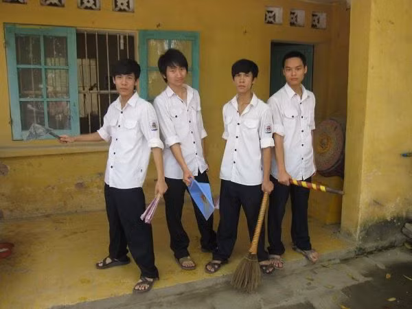 Mặc dù các video sơ sài, nghiệp dư nhưng chỉ sau 2 tháng với 4 videos, 1977 Vlog đã đạt được 500 nghìn lượt subcribes và dễ dàng ẵm nút bạc Youtube.