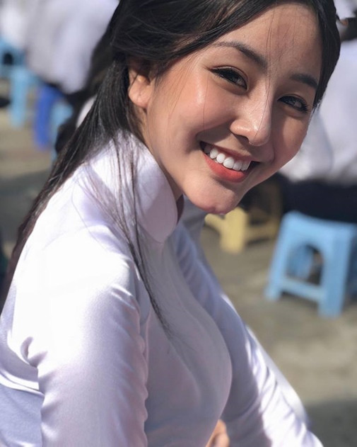 Hot girl Võ Ngọc Trân nhanh chóng được cộng đồng mạng Việt Nam chú ý với ngoại hình xinh đẹp, nụ cười tươi và đôi mắt to tròn khả ái.