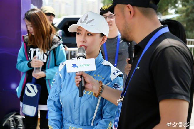 Phan Hiểu Đình từng tốt nghiệp Đại học Giao thông ở Thượng Hải. Năm 1997 cô bắt đầu chơi bi-a chuyên nghiệp. Năm 2006, cô đoạt danh hiệu Gương mặt WPBA (Liên đoàn billiard chuyên nghiệp dành cho nữ giới) của năm và tỏa sáng tại giải Asian Games.