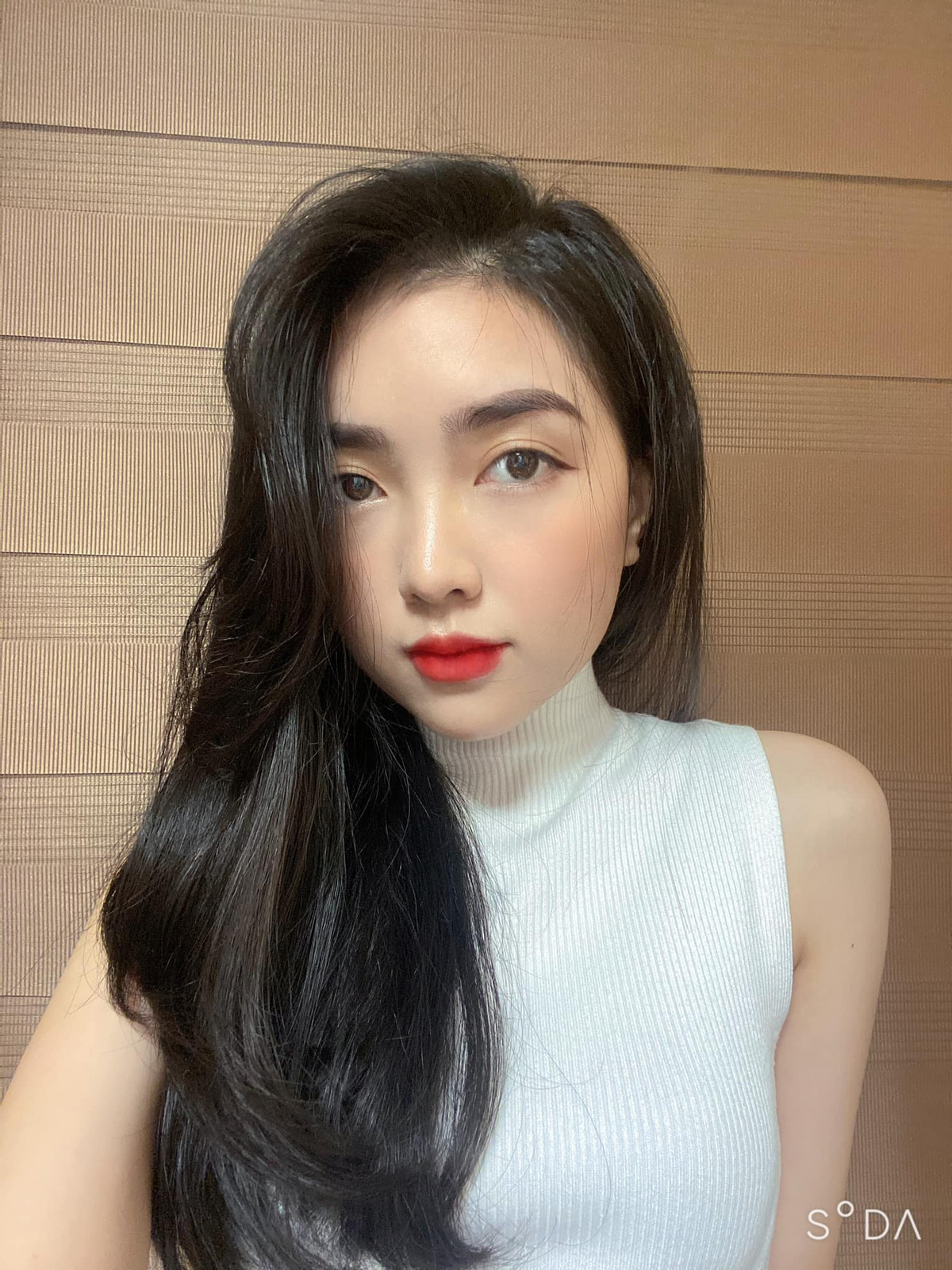 Mai Hà Trang ở hữu nhan sắc xinh đẹp đúng chuẩn hot girl với đôi mắt to, làn da trắng mà môi đỏ mọng. Cô được đánh là là một trong những nàng WAGs Việt xinh đẹp nhất.