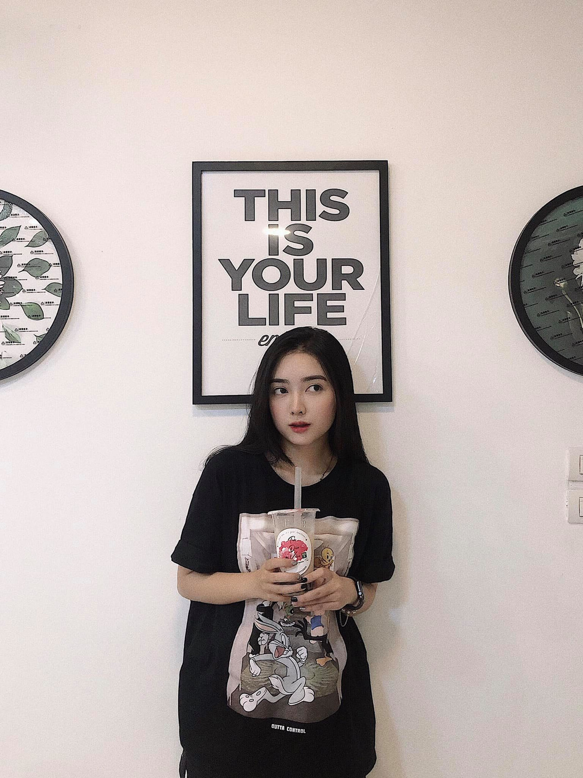 Sau khi gây chú ý tại VCK U23 Châu Á 2018, Mai Hà Trang là cô gái đầu tiên mà Hà Đức Chinh công khai hẹn hò dù trước đó từng dính tin đồn cặp kè một số hot girl khác.