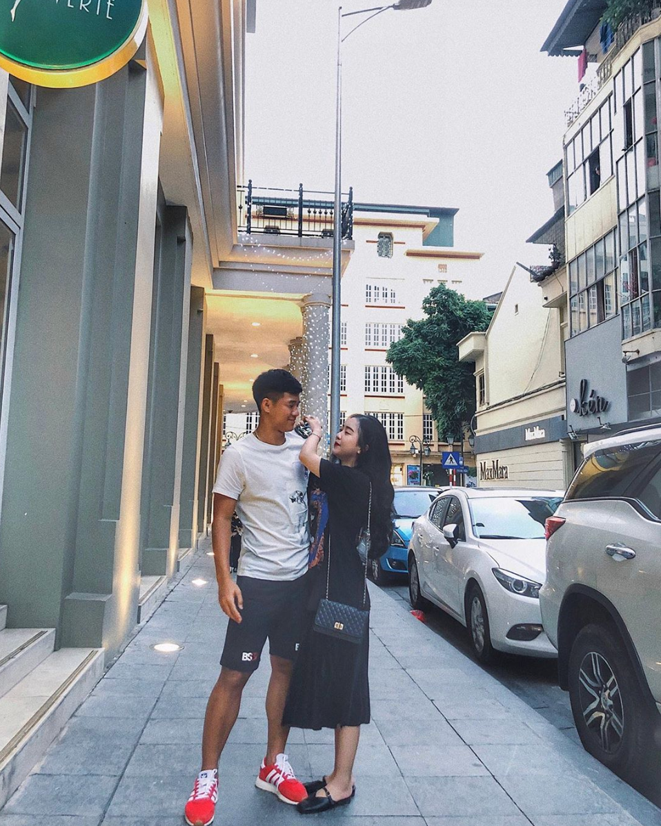 Hà Đức Chinh và bạn gái công khai quan hệ từ đầu năm 2019 nhưng rất ít khi chụp ảnh chung. Cặp đôi chỉ thường xuyên tương tác qua lại trên mạng xã hội.