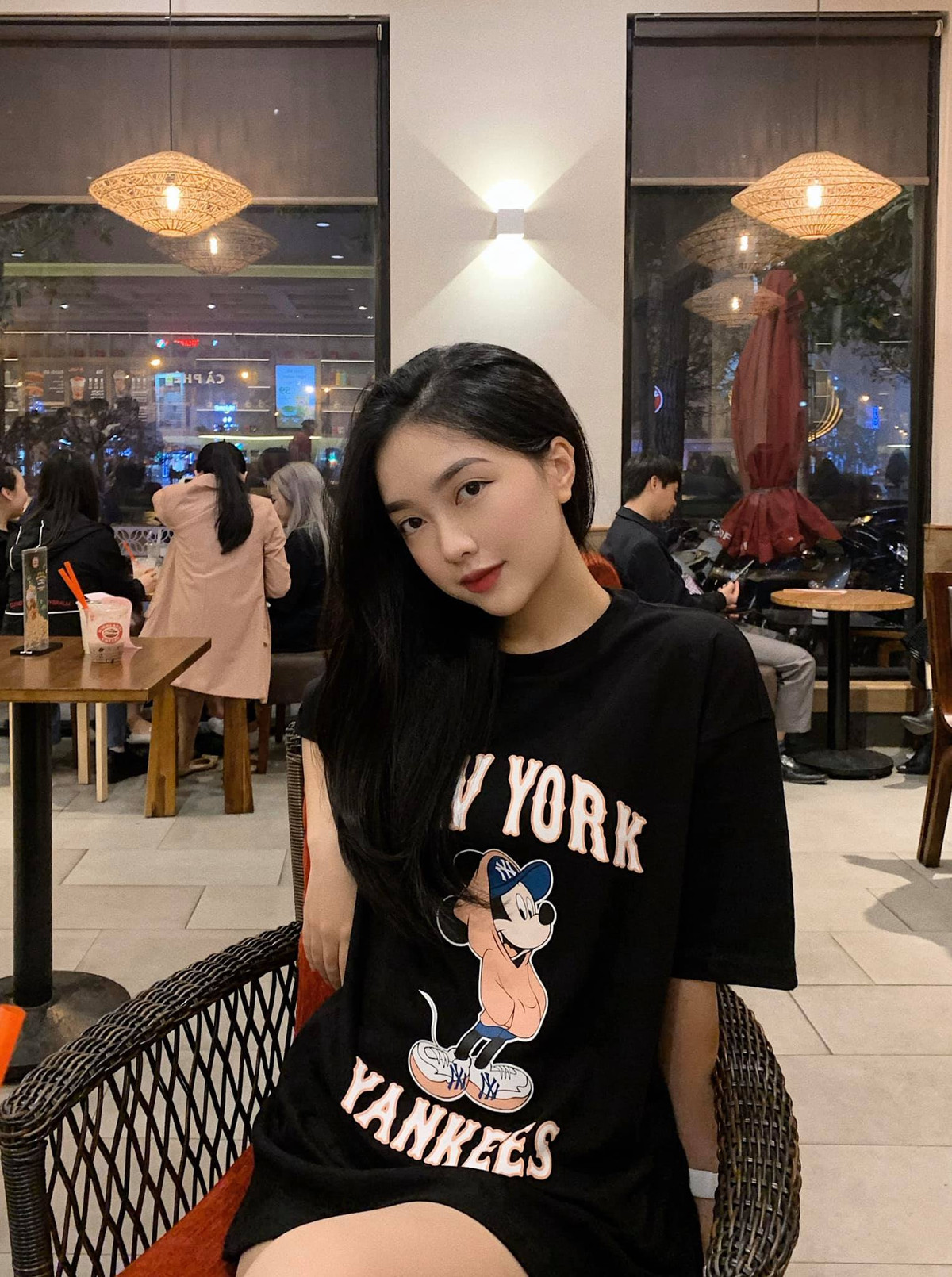 Soi trang cá nhân của Mai Hà Trang, chắc hẳn ai cũng sẽ hoa mắt bởi các sản phẩm từ làm trắng, giảm cân, tăng chiều cao, nâng vòng một,...với bất kỳ sản phẩm nào cô nàng cũng cho biết đây là "lựa chọn đúng đắn", "hiệu quả nhất",....Điều này biến trang cá nhân của cô nàng không khác gì cửa hàng tạp hoá.