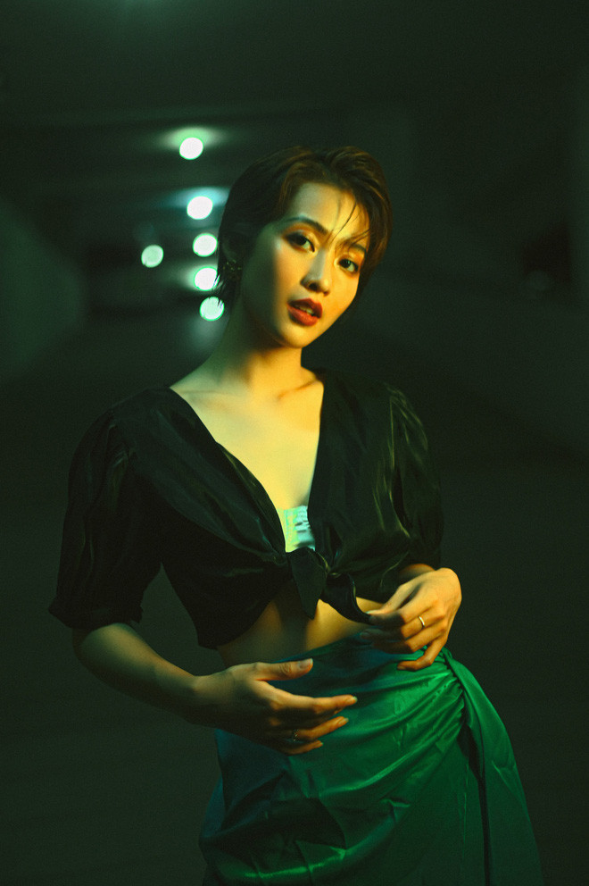 Với nhan sắc rạng rỡ, khuôn mặt sắc lạnh, các fan nói rằng nhìn bộ ảnh của của Khả Ngân còn nóng bỏng hơn mùa hè Hà Nội.