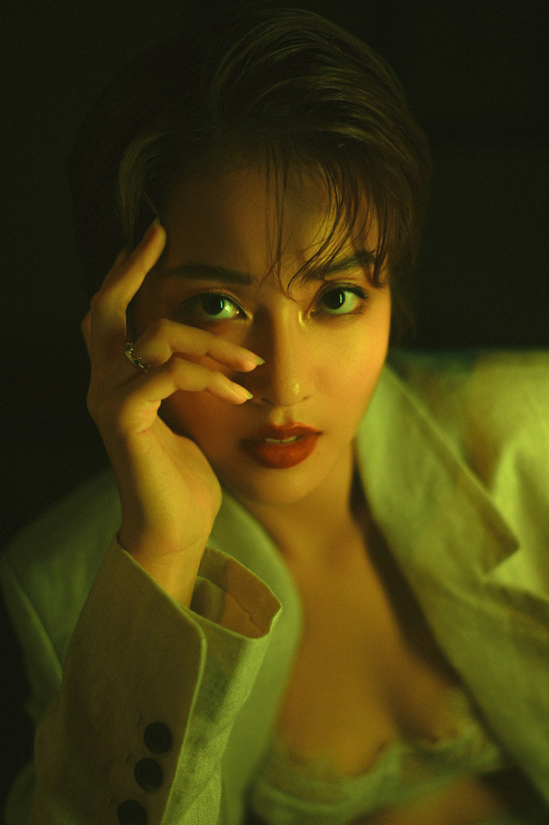 Nếu như các mỹ nhân Vbiz luôn nỗ lực tập luyện, can thiệp "dao kéo" để có body gợi cảm thì Khả Ngân lại luôn thoải mái với số đo ba vòng cực chuẩn của mình.