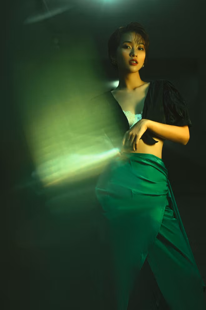 Nói về hình ảnh mới, Khả Ngân cho biết cô từng rất đắn đo để cắt phăng mái tóc dài đã trở thành thương hiệu bao năm nay.