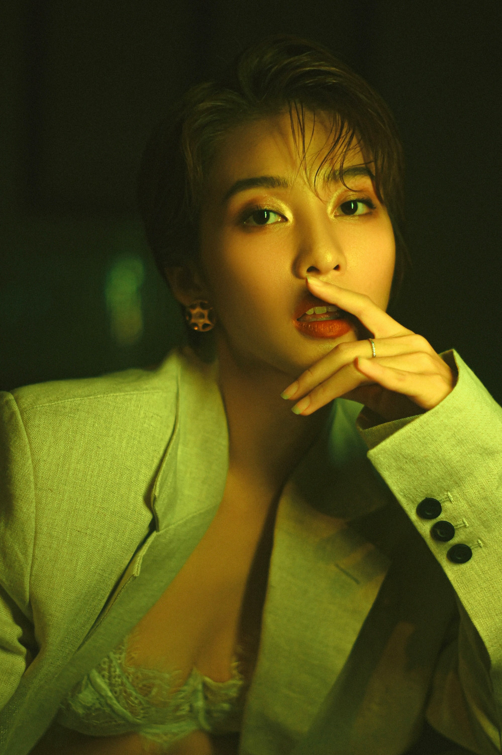 Không còn đóng khung bản thân trong hình ảnh dễ thương, nữ tính như trước, hot girl này đang ngày càng nỗ lực thay đổi hình tượng bản thân và nhận được rất nhiều sự ủng hộ từ công chúng.