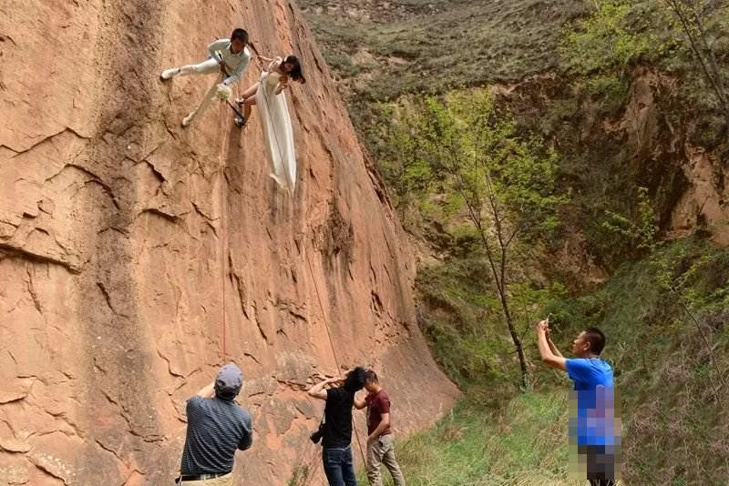 Bộ ảnh được thực hiện liên tiếp trong khoảng 3 tiếng. "Sau khi thực hiện xong bộ ảnh, eo và bụng của tôi đau thắt, rớm máu", chú rể Lữ Siêu Hòa chia sẻ.