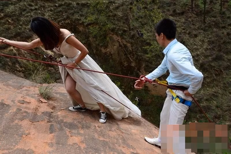 Vừa qua, tại Diên An, Thiểm Tây, Trung Quốc, một cặp đôi vợ chồng trẻ đã quyết định chụp bộ ảnh cưới mạo hiểm gây xôn xao cư dân mạng xứ Trung.