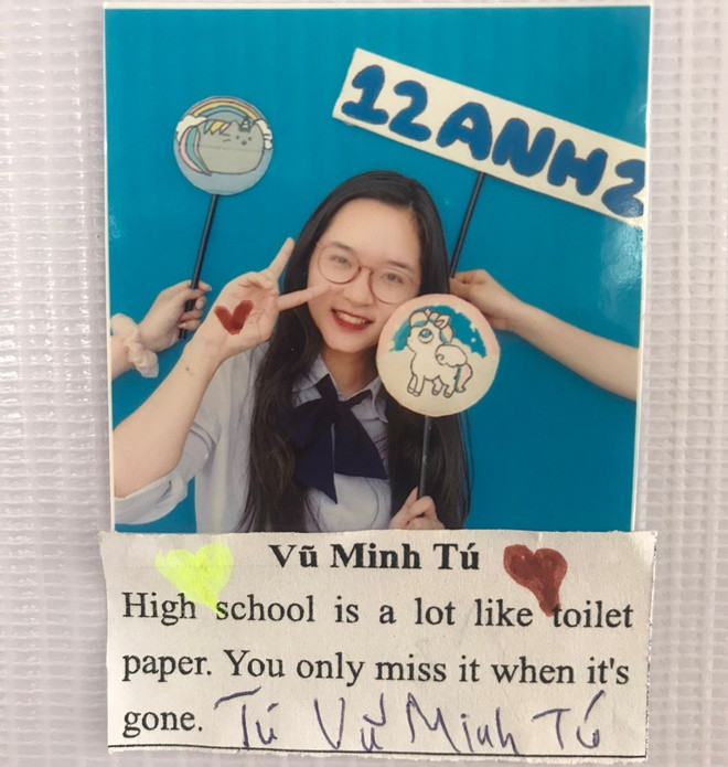 "Trường cấp 3 cũng giống như giấy vệ sinh vậy. Bạn chỉ nhớ nó khi nó không còn", nữ sinh Vũ Minh Tú bày tỏ. Vì là lớp chuyên Anh, phần lớn trích dẫn của thành viên trong lớp là câu tiếng Anh chơi chữ hoặc ẩn dụ hài hước.