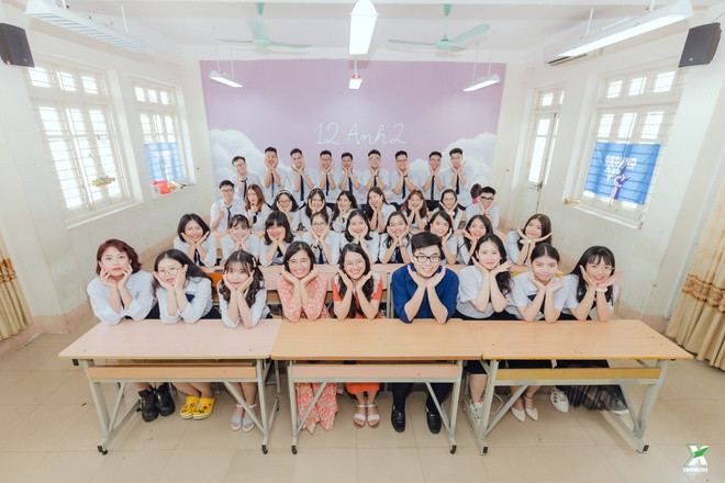 Nằm trong sự kiện tri ân và trưởng thành của khối 12 trường THPT chuyên Hạ Long (Quảng Ninh), ban tổ chức thực hiện dán những tấm ảnh kỷ yếu và câu trích dẫn của hơn 400 học sinh cuối cấp lên một tấm bảng tin ở trường. Trong số này, những bức ảnh tạo dáng hài hước cùng các câu trích dẫn độc đáo của lớp 12 Anh 2 nhận được nhiều sự hưởng ứng khi chia sẻ trên mạng xã hội.