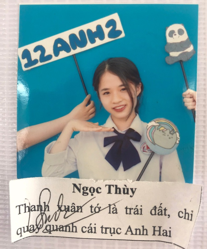 Vũ Quỳnh Trang, thuộc ban tổ chức sự kiện tri ân cũng là thành viên lớp Anh 2 nói với Zing hoạt động này được lấy cảm hứng từ những bộ ảnh kỷ yếu có trích dẫn của các học sinh cuối cấp ở Mỹ. Thay vì đóng thành quyển, ban tổ chức in ảnh và câu trích dẫn của mỗi học sinh ra và gắn lên bảng, trưng bày trong sân trường đến hết ngày tổng kết vào 4/7.