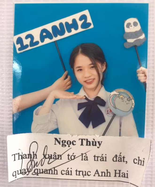 Vũ Quỳnh Trang, thuộc ban tổ chức sự kiện tri ân cũng là thành viên lớp Anh 2 nói với Zing hoạt động này được lấy cảm hứng từ những bộ ảnh kỷ yếu có trích dẫn của các học sinh cuối cấp ở Mỹ. Thay vì đóng thành quyển, ban tổ chức in ảnh và câu trích dẫn của mỗi học sinh ra và gắn lên bảng, trưng bày trong sân trường đến hết ngày tổng kết vào 4/7.