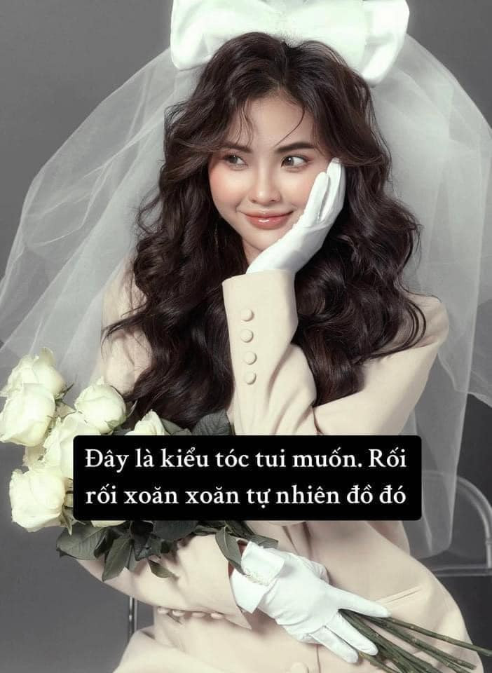 Đây là kiểu tóc mà cô dâu mong muốn, kiểu tóc có phần sóng xoăn rối mang hơi hướng Hàn Quốc.