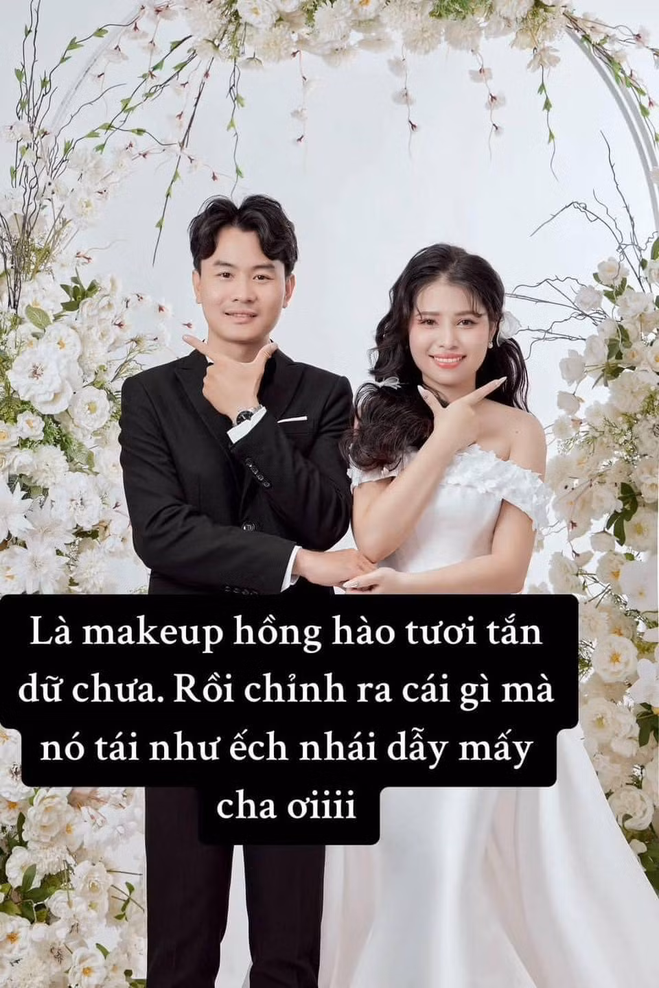 Thái độ cô dâu không hề ưng ý.