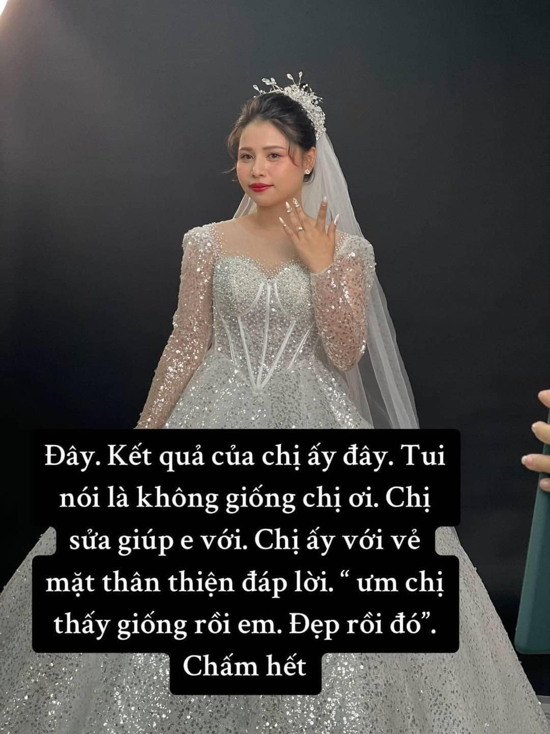 Và kết quả nhận được. Chuyên viên trang điểm nhận định kiểu tóc này đã giống hình mẫu rồi.