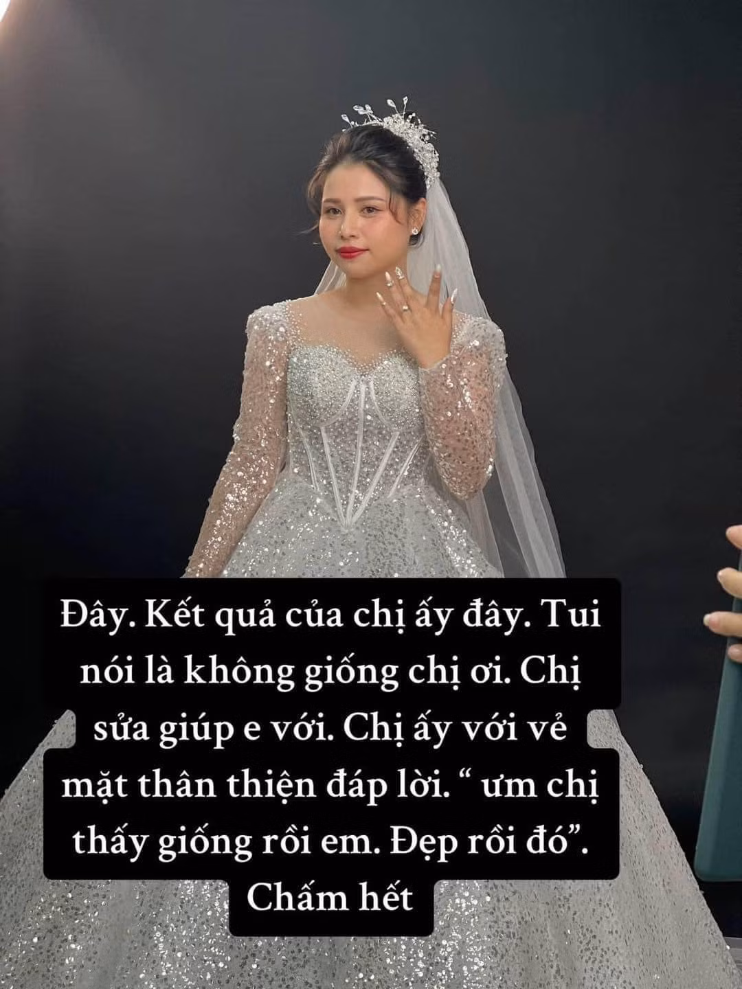 Và kết quả nhận được. Chuyên viên trang điểm nhận định kiểu tóc này đã giống hình mẫu rồi.