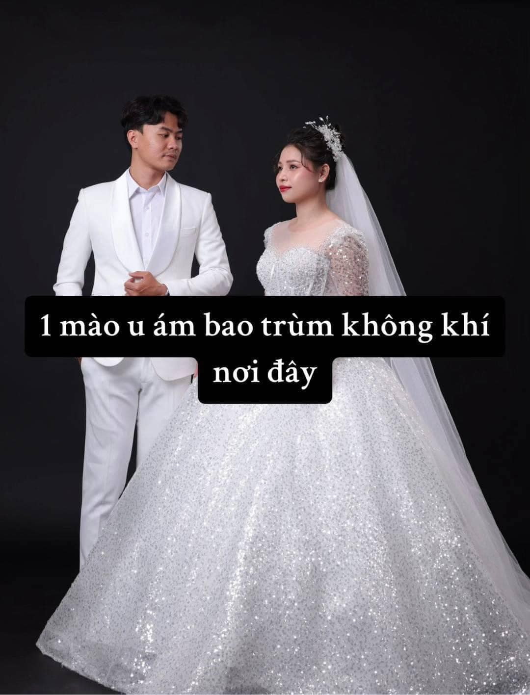 Màu ảnh theo cô dâu nói cũng khá u ám.