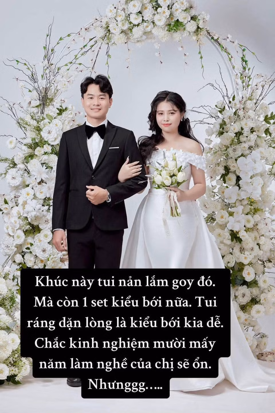 Cô dâu cho biết lúc này đã khá nản nhưng còn 1 kiểu tóc bới nữa, "tui dặn lòng là kiểu bới kia dễ. Chắc kinh nghiệm mười mấy năm làm nghề của chị sẽ ổn".