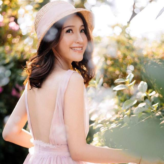 Trần Kim Nhã (SN 1987, Khánh Hòa), vừa qua cô nàng này khiến CĐM xôn xao khi đăng tải thông tin bị xe ôm công nghệ đánh đến nhập viện. Trước đó, Kim Nhã từng được biết đến là diễn viên, VJ quen thuộc với lối dẫn chuyện duyên dáng.