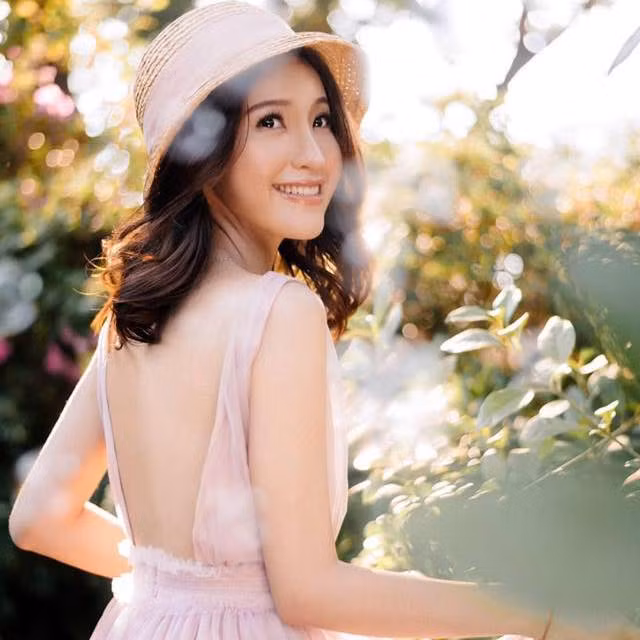 Trần Kim Nhã (SN 1987, Khánh Hòa), vừa qua cô nàng này khiến CĐM xôn xao khi đăng tải thông tin bị xe ôm công nghệ đánh đến nhập viện. Trước đó, Kim Nhã từng được biết đến là diễn viên, VJ quen thuộc với lối dẫn chuyện duyên dáng.