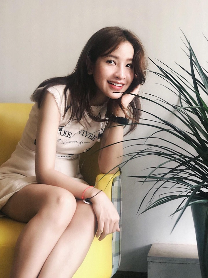 Nữ VJ Kim Nhã sở hữu làn da trắng hồng, gương mặt thon gọn với đôi mắt to khả ái.