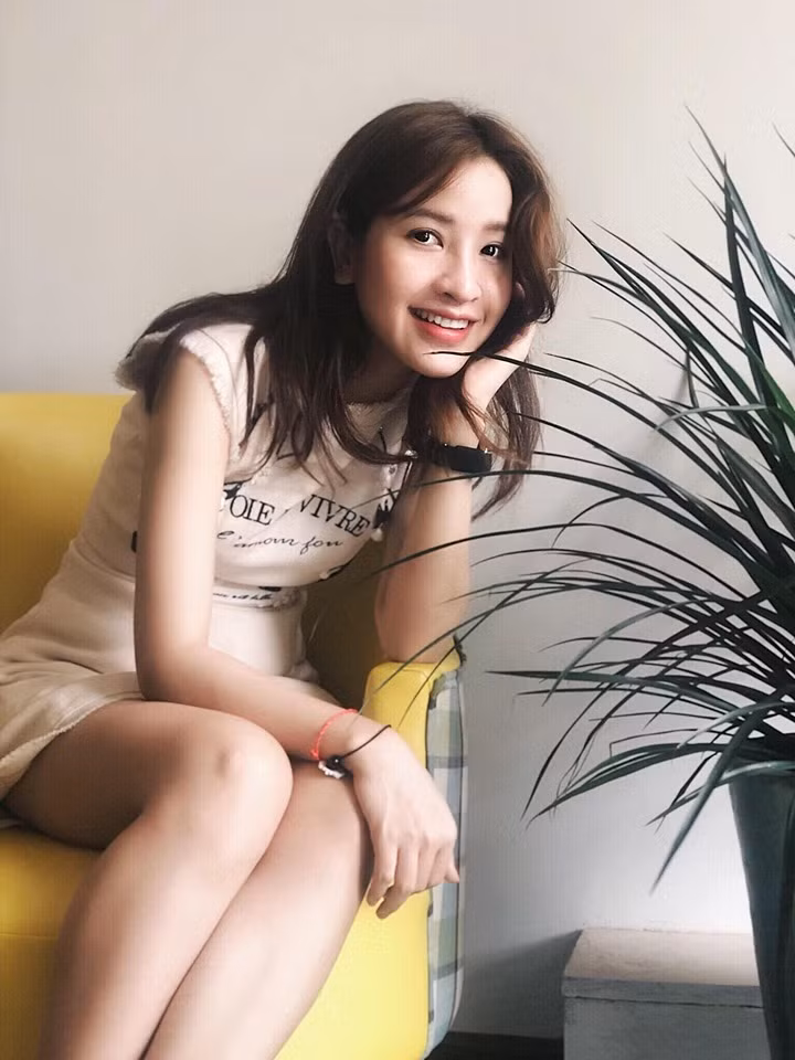 Nữ VJ Kim Nhã sở hữu làn da trắng hồng, gương mặt thon gọn với đôi mắt to khả ái.