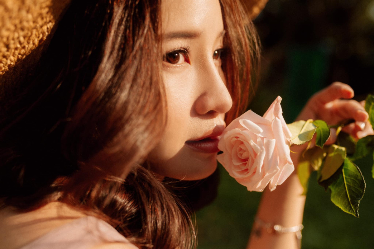 "Đẹp như thần tiên tỷ tỷ ấy Nhã ơi", "Kiểu concept nào chị ấy cũng hợp ấy", là những bình luận của dân mạng dành cho nhan sắc của Kim Nhã.