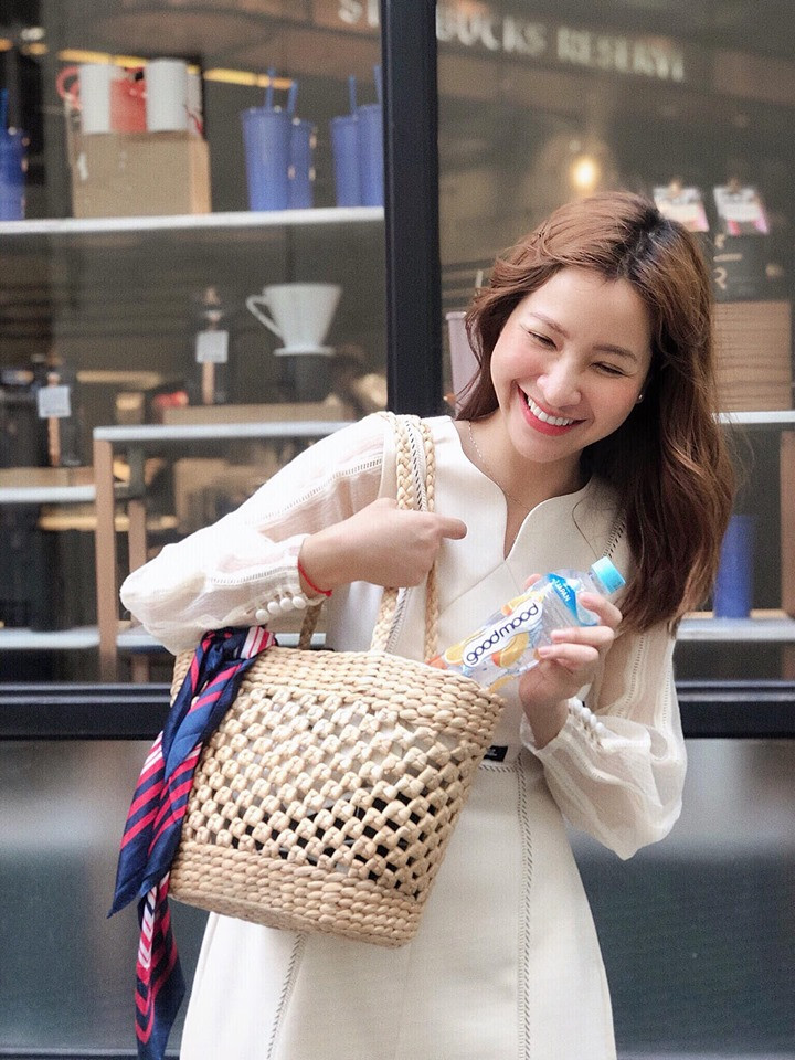 Từng tốt nghiệp khoa diễn viên kịch tại Cao đẳng sân khấu điện ảnh, nữ VJ Kim Nhã tham gia vào nhiều bộ phim như: Gia đình số đỏ, Cầu vồng đơn sắc, 12 chòm sao: Vẽ đường cho yêu chạy...