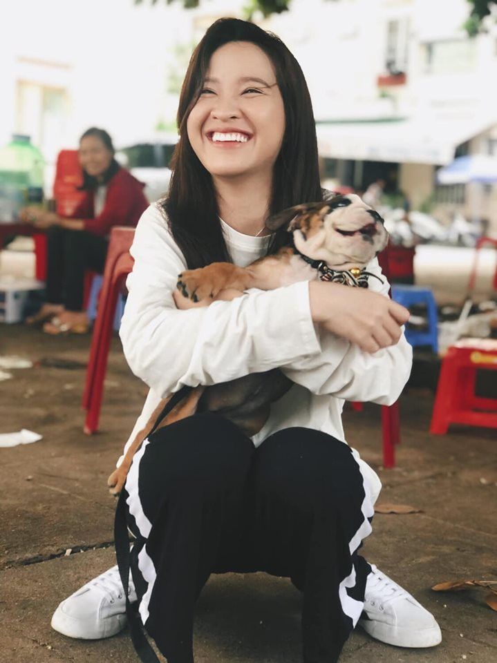 Có nhan sắc xinh đẹp, nhưng Kim Nhã được lòng người hâm mộ bởi thường chia sẻ những khoảnh khắc "lầy" trong đời thường mà không lo mất hình tượng.