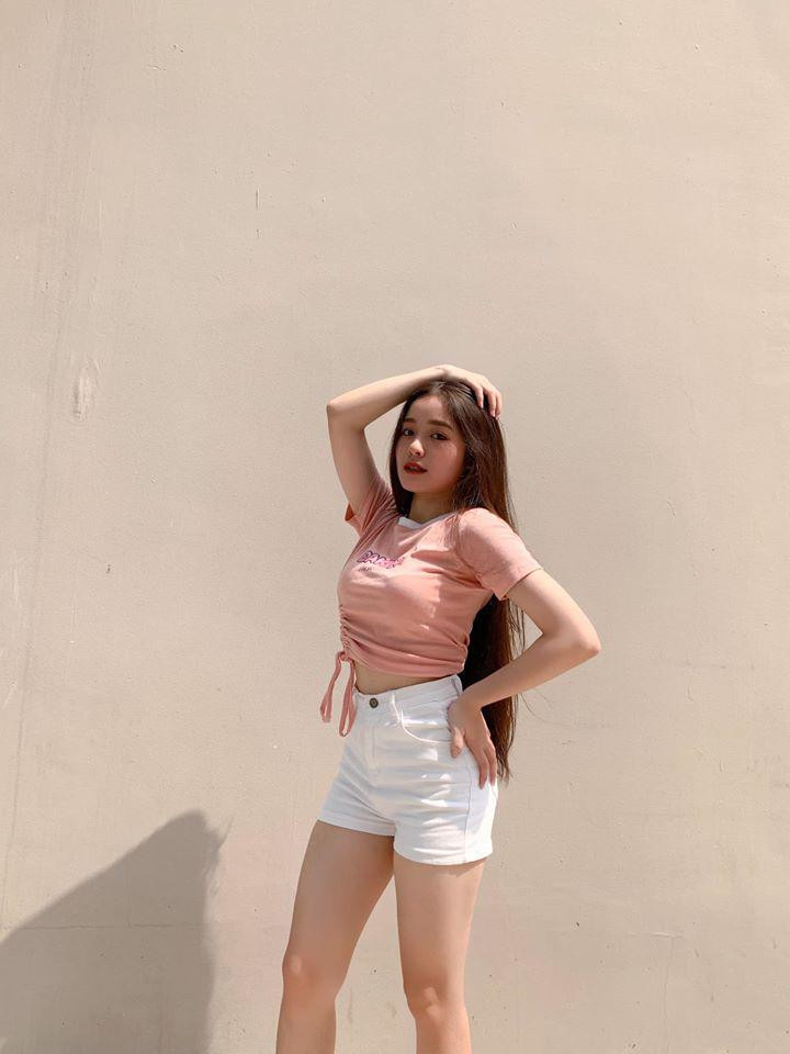 Theo dõi những hình ảnh thiếu nữ 10X chia sẻ trên trang cá nhân của mình, dễ nhận thấy cô nàng có phong cách thời trang thiên về sự nữ tính và gợi cảm.