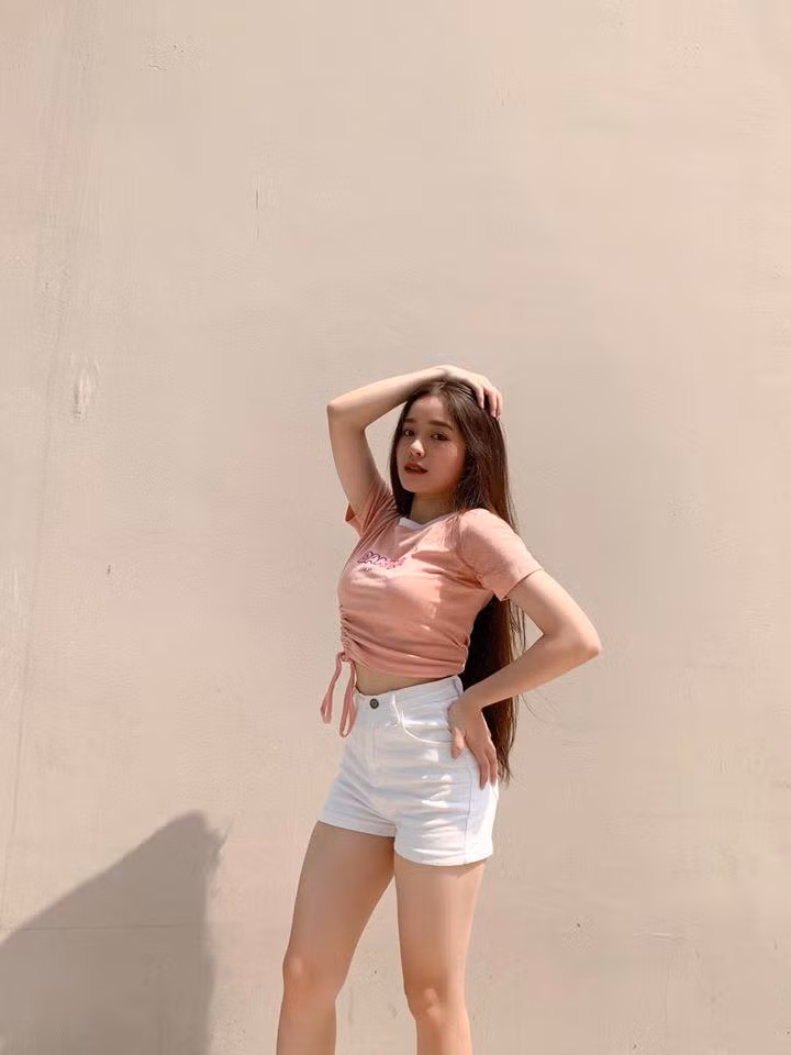 Theo dõi những hình ảnh thiếu nữ 10X chia sẻ trên trang cá nhân của mình, dễ nhận thấy cô nàng có phong cách thời trang thiên về sự nữ tính và gợi cảm.